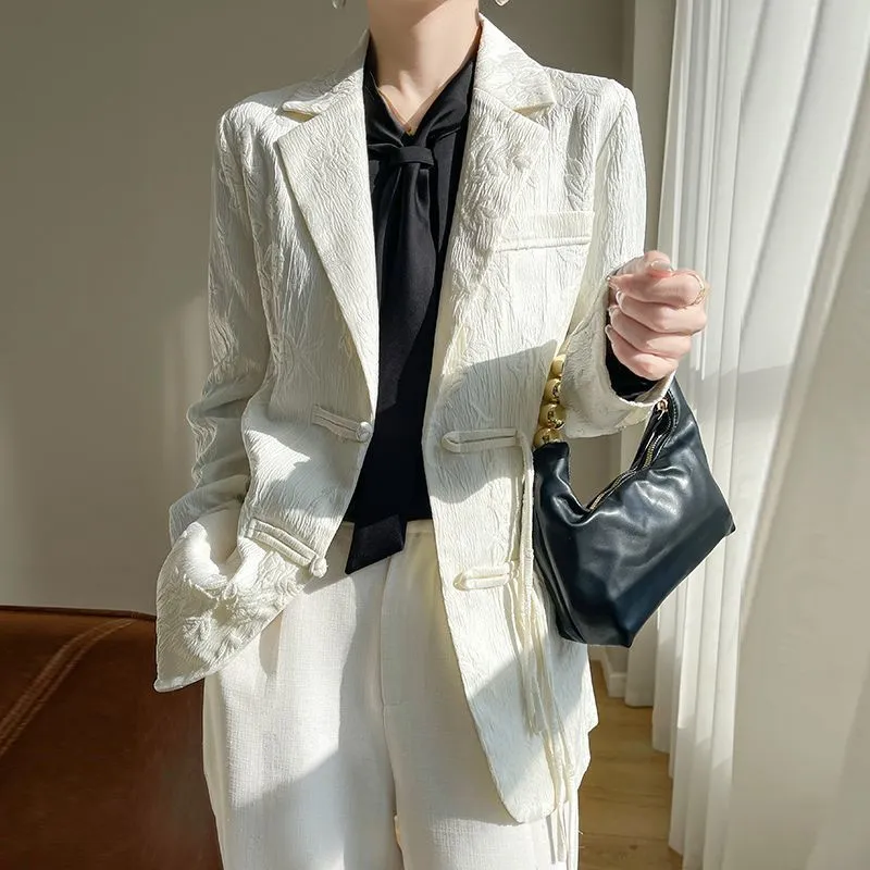 Women Formal Wear Blazers - Damska biała teksturowana marynarka z klapami,
